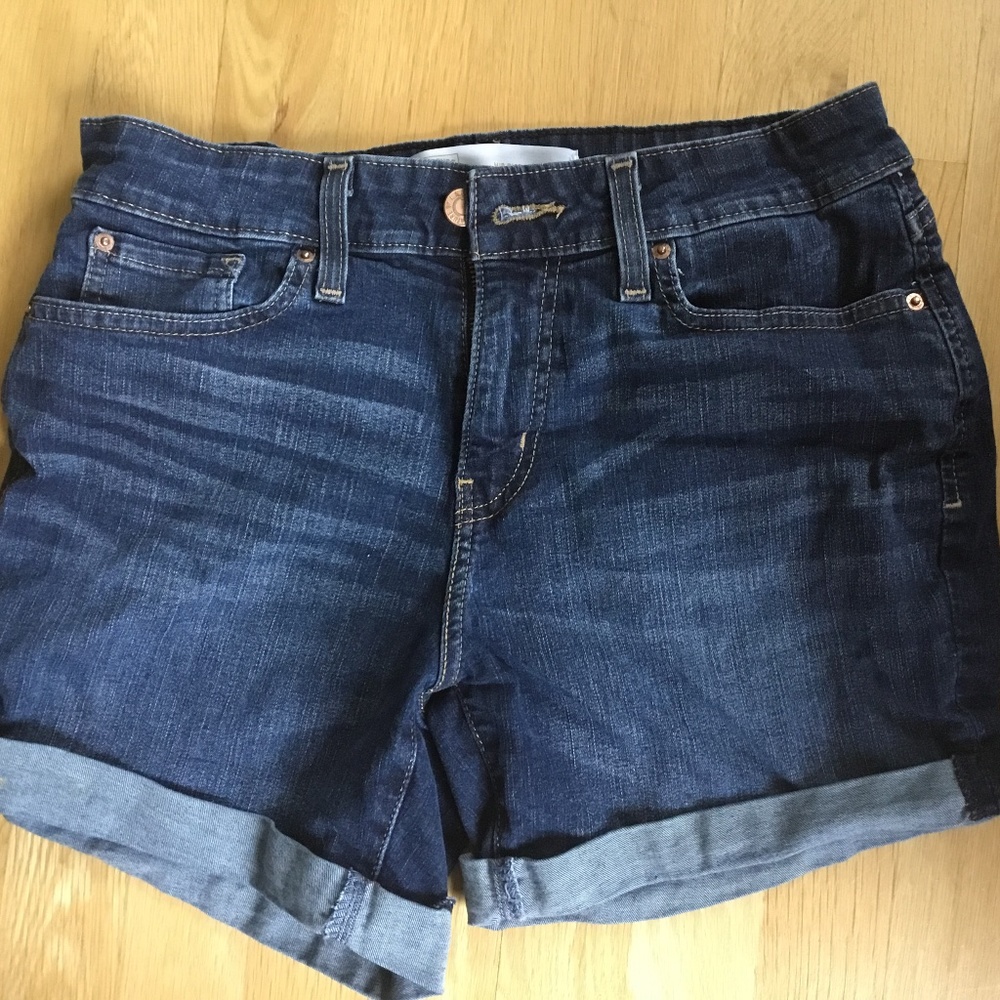 Juniors Levi’s mid-rise shorts